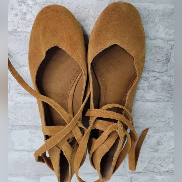 Gianni Bini Brown Strapped Leather Ankle Flats Size 7.5M🌴 - Picture 2 of 11